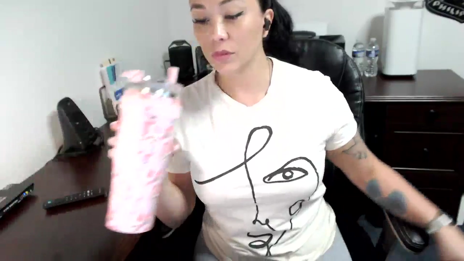 Gallery image thumbnail from MickaylaMoon's myfreecams stream on, 06/03/2024, 16:13 image 17 of 20