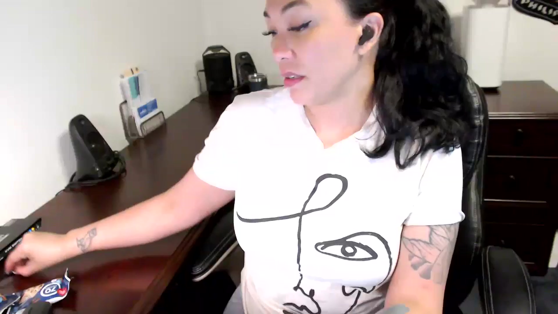 Gallery image thumbnail from MickaylaMoon's myfreecams stream on, 06/03/2024, 16:13 image 1 of 20
