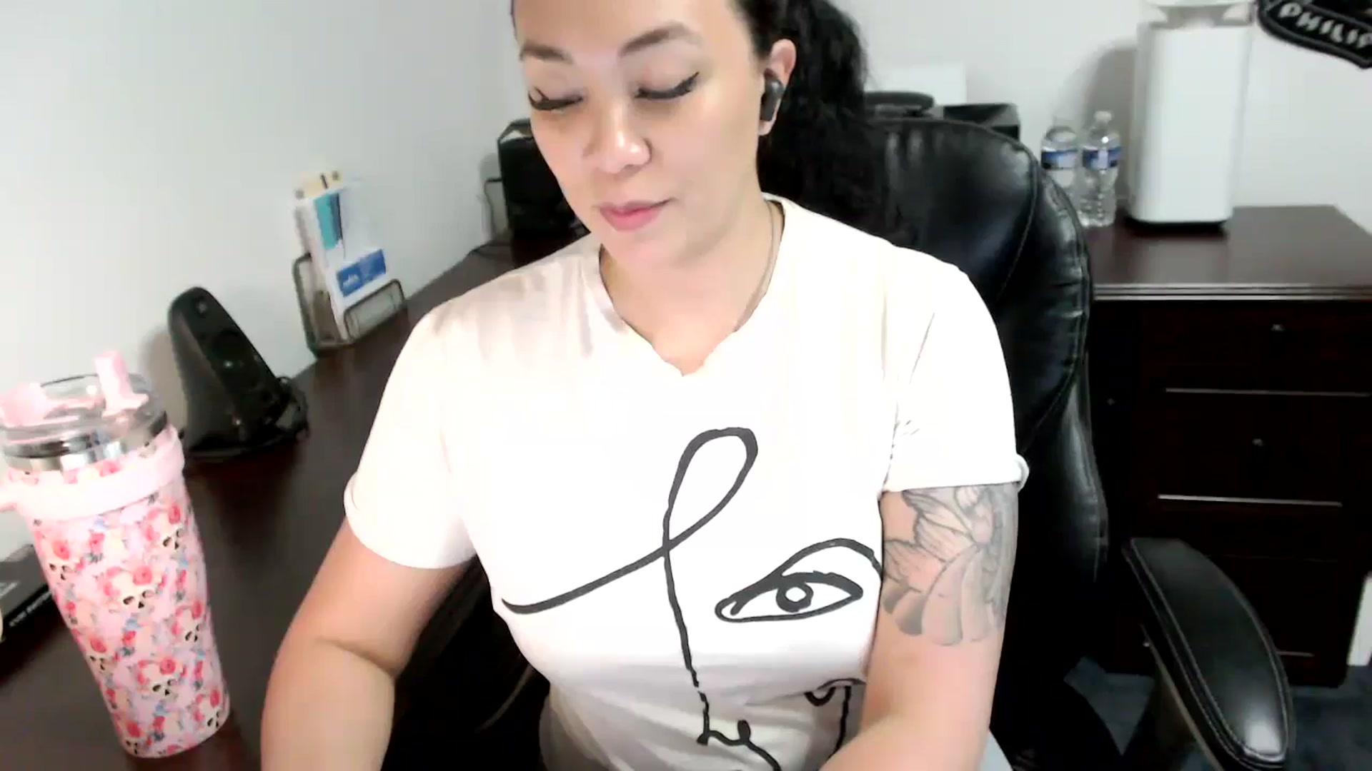 Gallery image thumbnail from MickaylaMoon's myfreecams stream on, 06/03/2024, 17:13 image 14 of 20
