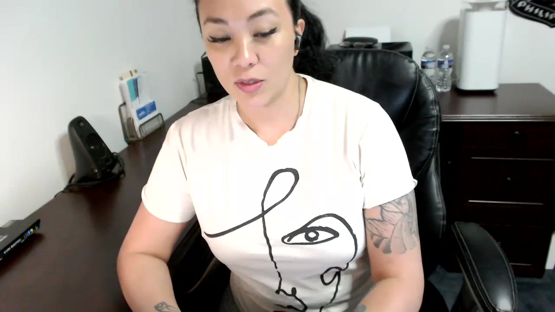 Gallery image thumbnail from MickaylaMoon's myfreecams stream on, 06/03/2024, 17:13 image 15 of 20