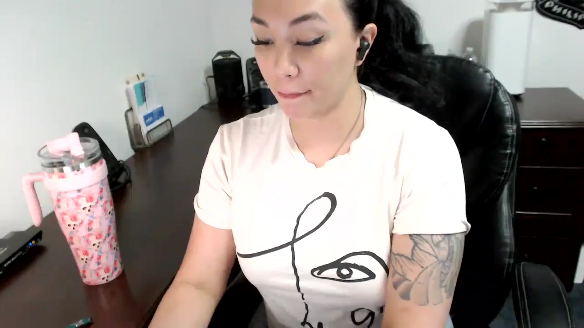 Gallery image thumbnail from MickaylaMoon's myfreecams stream on, 06/03/2024, 20:35 image 2 of 20