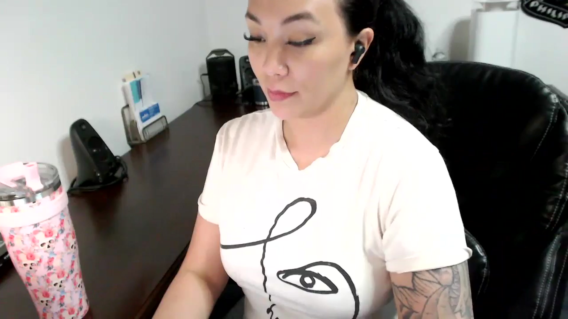 Gallery image thumbnail from MickaylaMoon's myfreecams stream on, 06/03/2024, 20:35 image 5 of 20