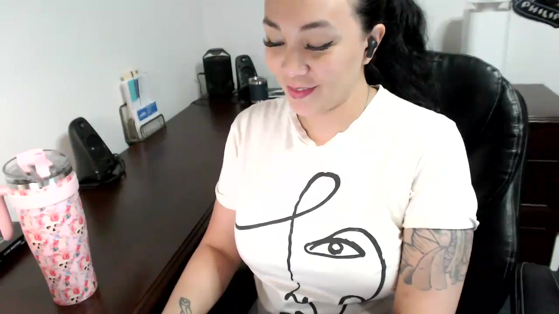 Gallery image thumbnail from MickaylaMoon's myfreecams stream on, 06/03/2024, 20:35 image 17 of 20