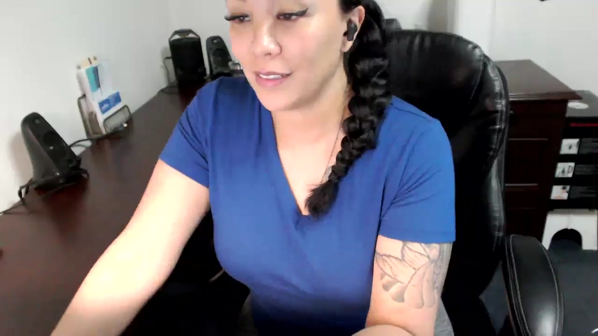 Gallery image thumbnail from MickaylaMoon's myfreecams stream on, 06/05/2024, 18:01 image 9 of 20
