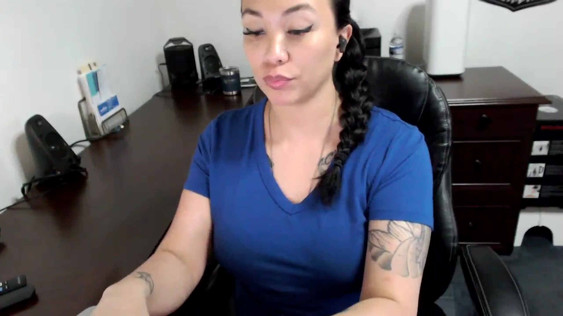 Gallery image thumbnail from MickaylaMoon's myfreecams stream on, 06/05/2024, 18:01 image 18 of 20