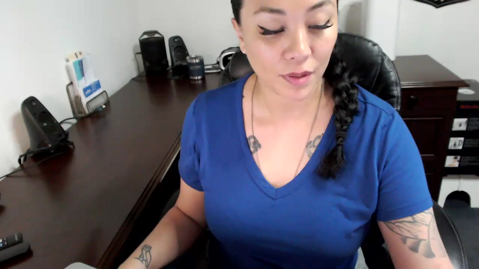 Gallery image thumbnail from MickaylaMoon's myfreecams stream on, 06/05/2024, 21:17 image 6 of 20