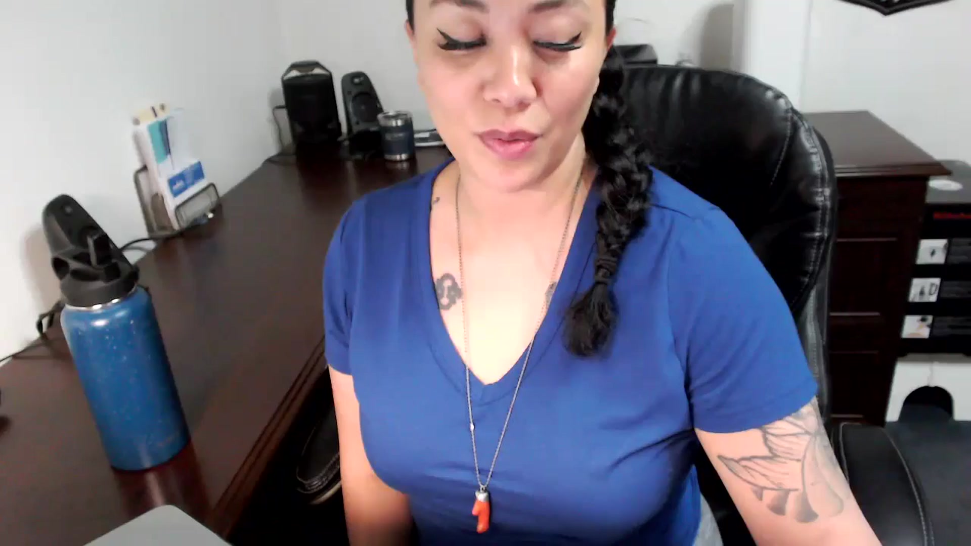 Gallery image thumbnail from MickaylaMoon's myfreecams stream on, 06/05/2024, 21:17 image 10 of 20