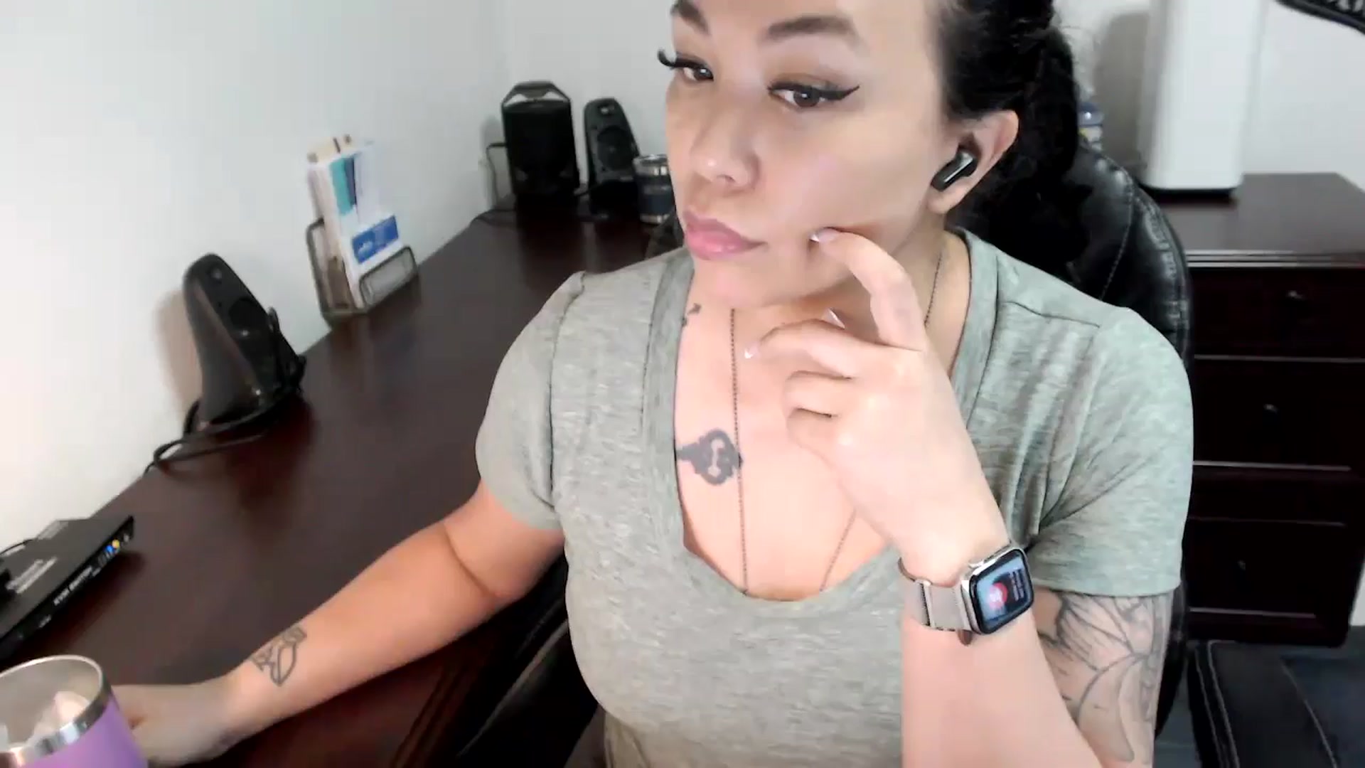 Gallery image thumbnail from MickaylaMoon's myfreecams stream on, 06/07/2024, 15:01 image 5 of 20