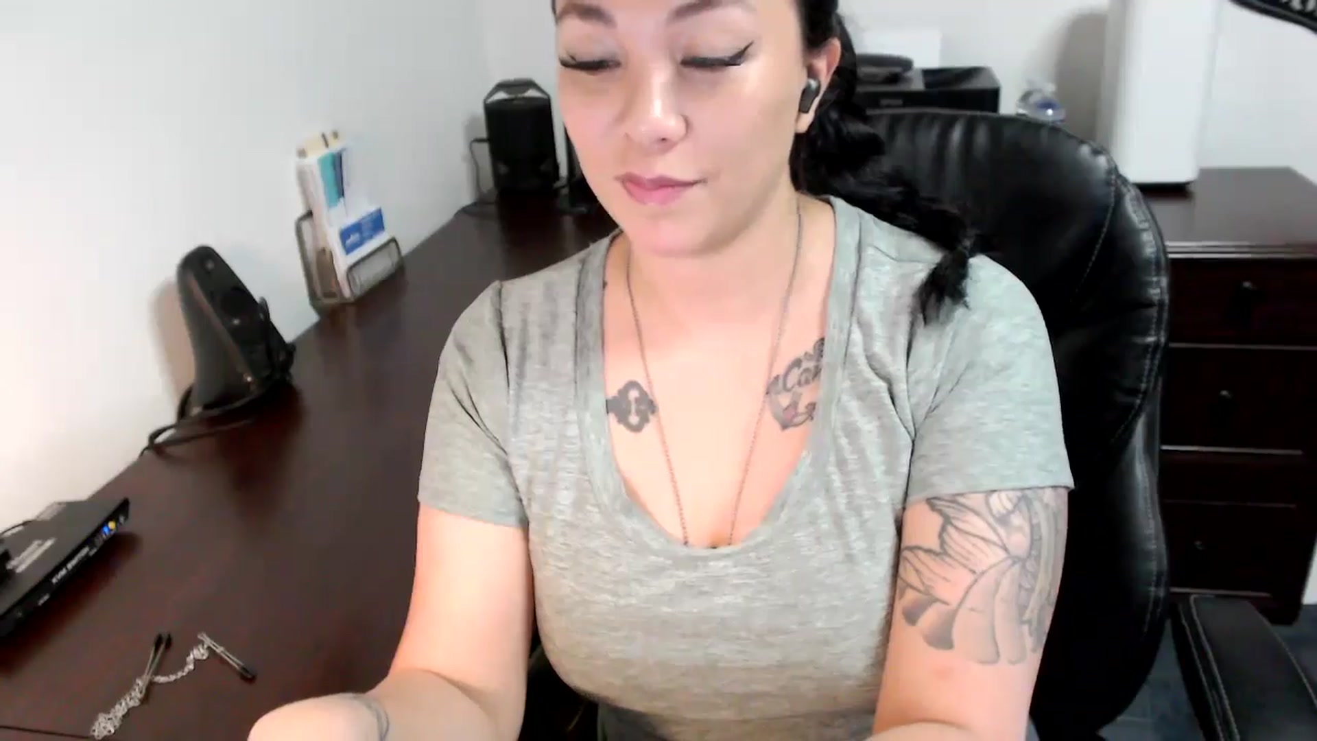 Gallery image thumbnail from MickaylaMoon's myfreecams stream on, 06/07/2024, 15:01 image 7 of 20