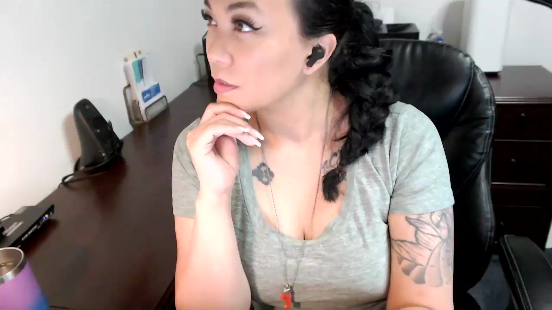 Gallery image thumbnail from MickaylaMoon's myfreecams stream on, 06/07/2024, 17:17 image 1 of 20