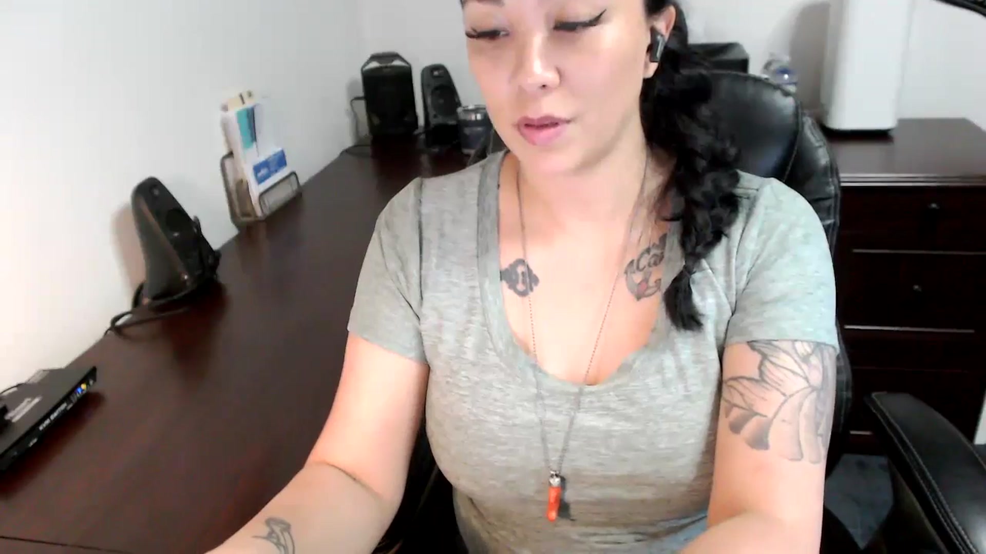 Gallery image thumbnail from MickaylaMoon's myfreecams stream on, 06/07/2024, 17:17 image 2 of 20