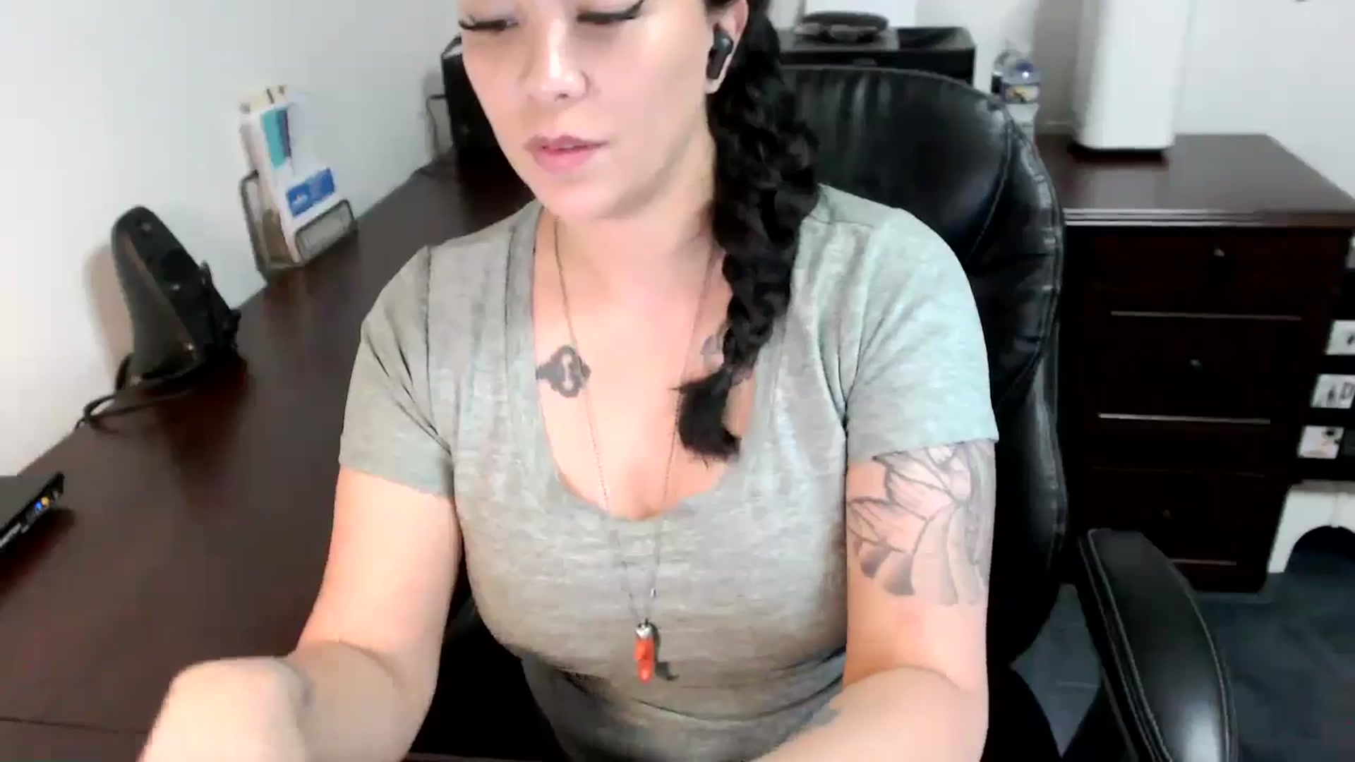 Gallery image thumbnail from MickaylaMoon's myfreecams stream on, 06/07/2024, 21:01 image 13 of 20