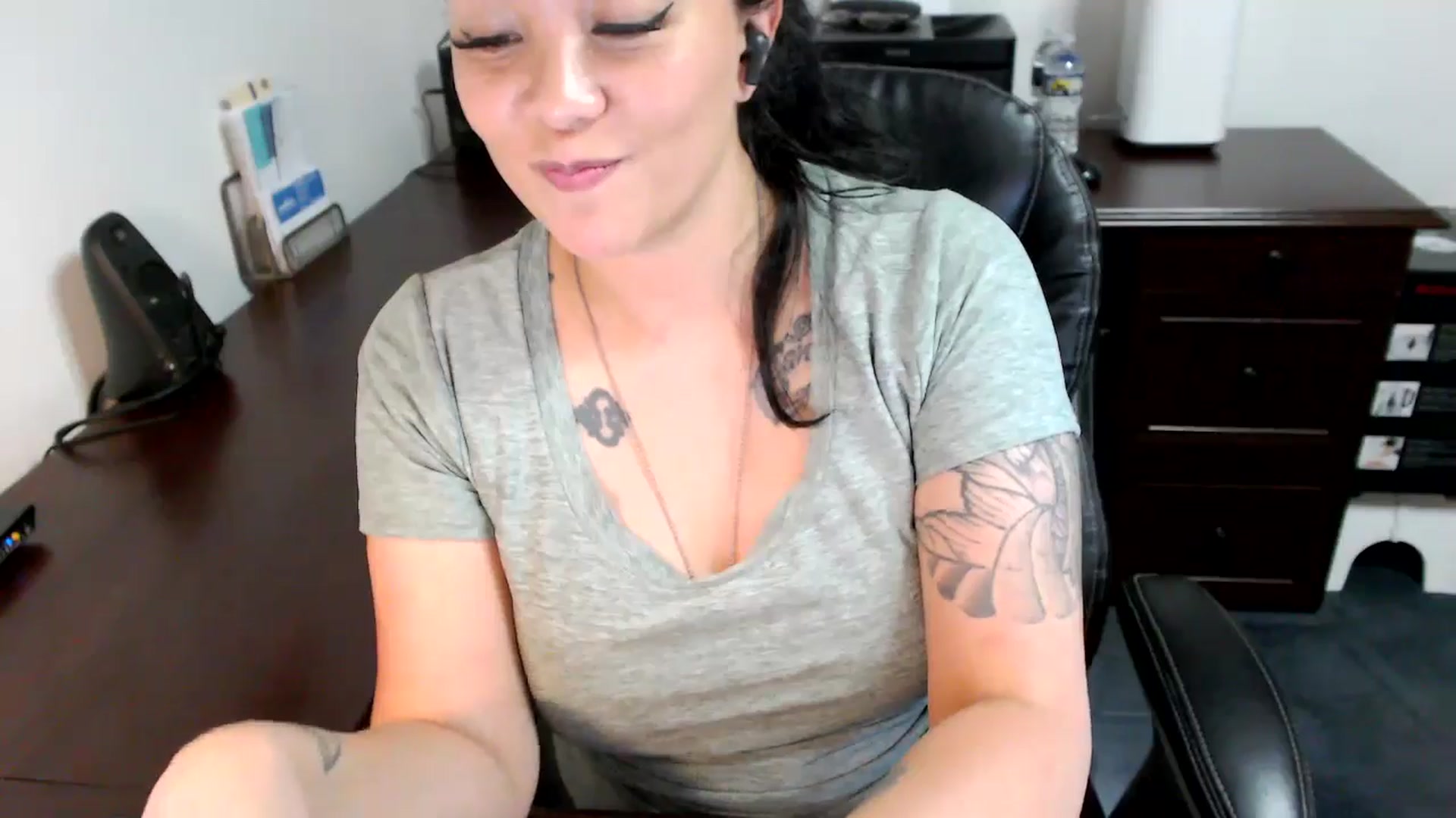 Gallery image thumbnail from MickaylaMoon's myfreecams stream on, 06/07/2024, 21:01 image 19 of 20