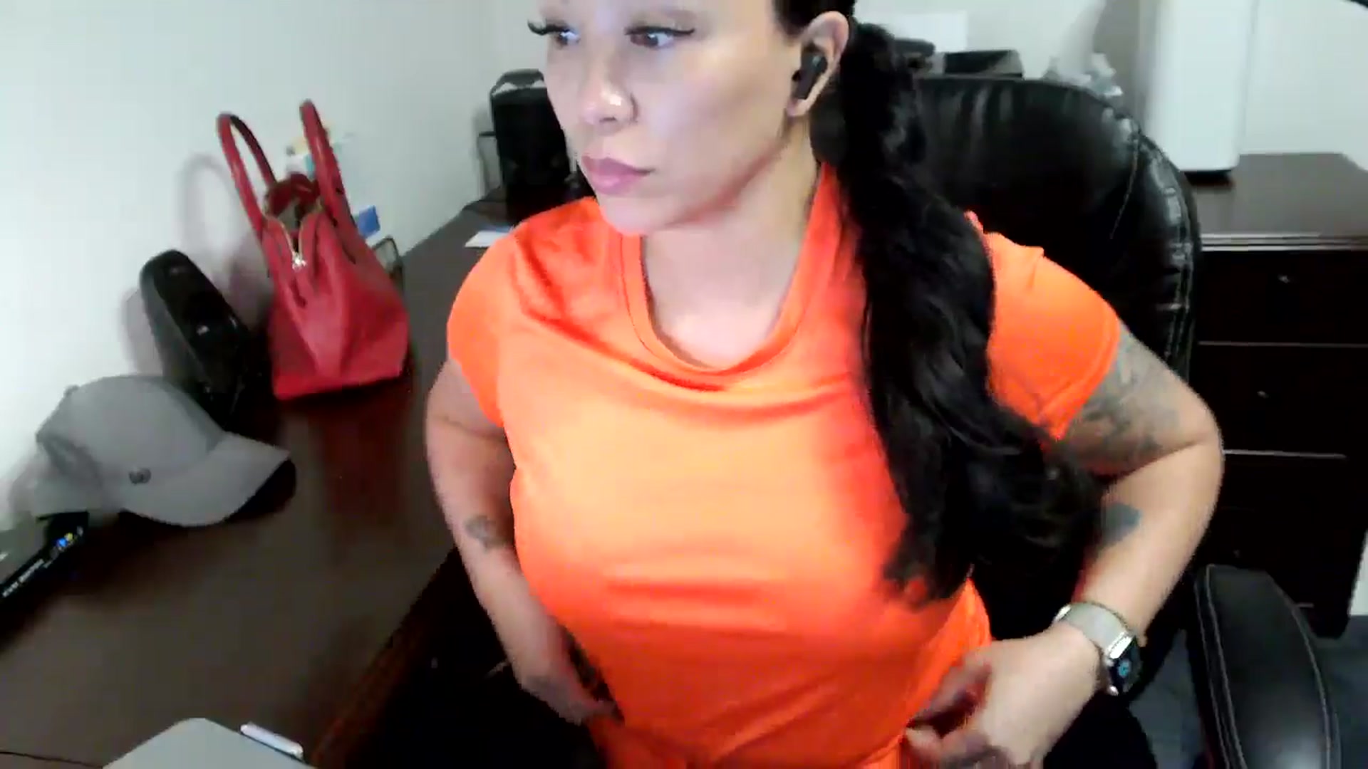 Gallery image thumbnail from MickaylaMoon's myfreecams stream on, 06/11/2024, 18:10 image 6 of 20