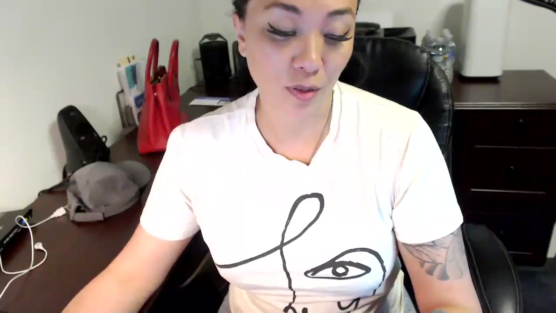 Gallery image thumbnail from MickaylaMoon's myfreecams stream on, 06/12/2024, 13:54 image 14 of 20