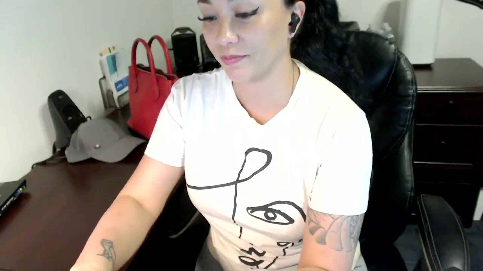 Gallery image thumbnail from MickaylaMoon's myfreecams stream on, 06/12/2024, 17:40 image 13 of 20