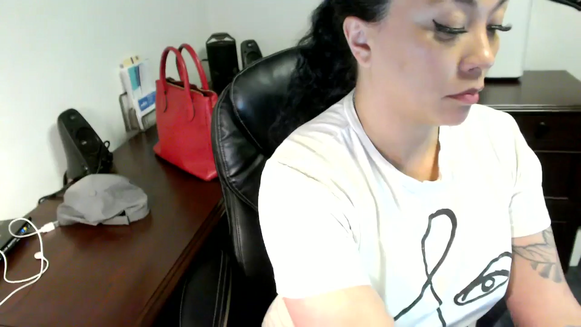 Gallery image thumbnail from MickaylaMoon's myfreecams stream on, 06/12/2024, 17:40 image 6 of 20