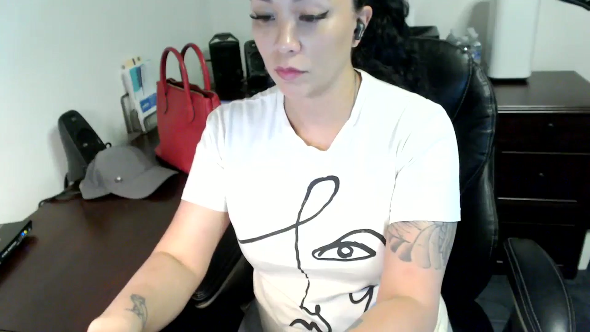 Gallery image thumbnail from MickaylaMoon's myfreecams stream on, 06/12/2024, 18:20 image 17 of 20