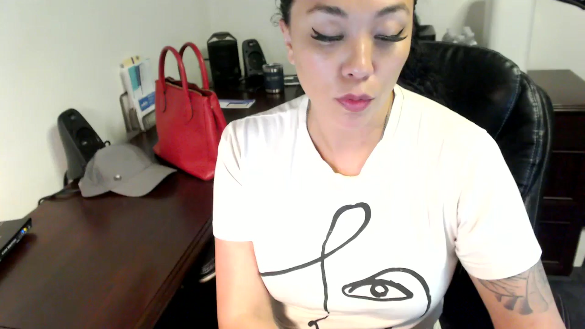 Gallery image thumbnail from MickaylaMoon's myfreecams stream on, 06/12/2024, 18:20 image 20 of 20