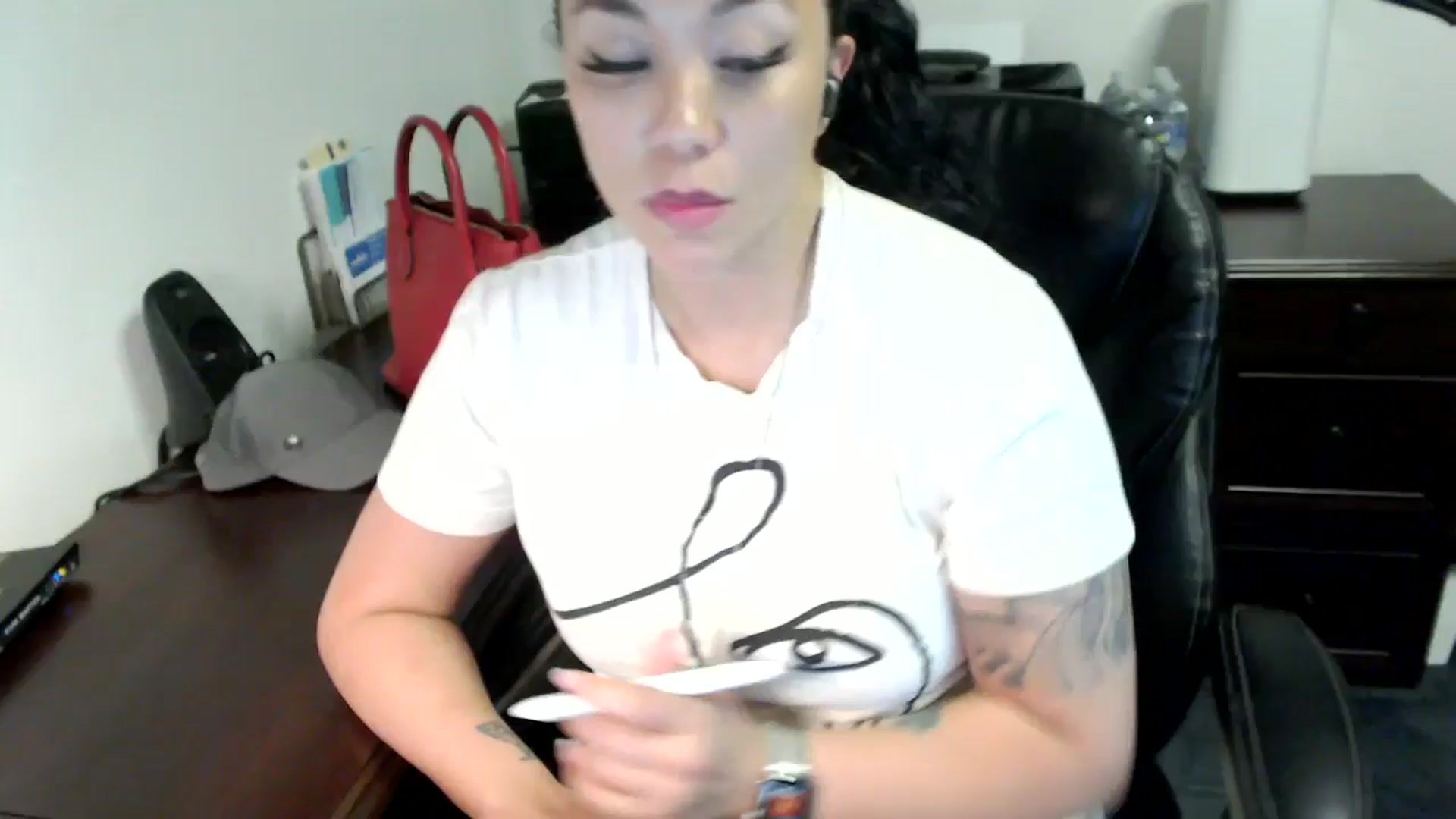 Gallery image thumbnail from MickaylaMoon's myfreecams stream on, 06/12/2024, 18:20 image 15 of 20