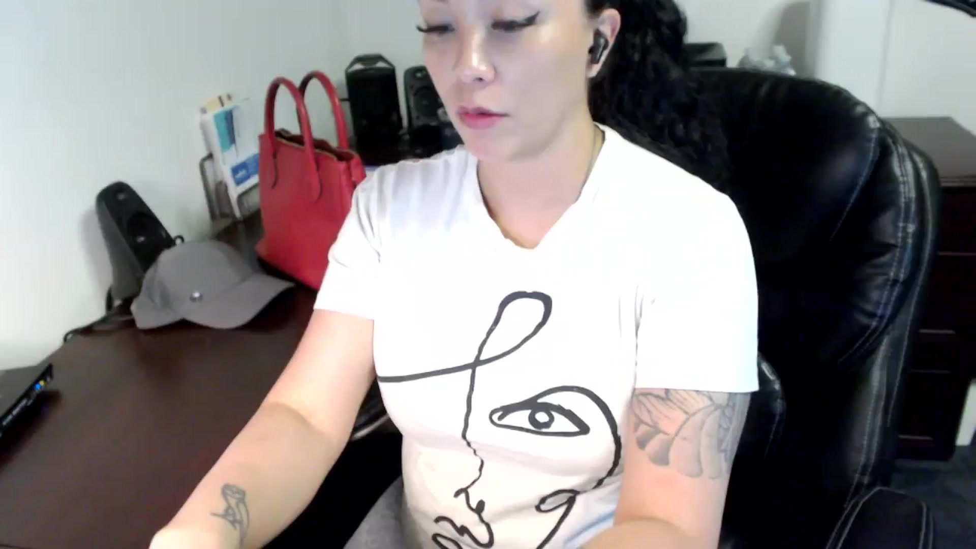 Gallery image thumbnail from MickaylaMoon's myfreecams stream on, 06/12/2024, 20:41 image 1 of 20