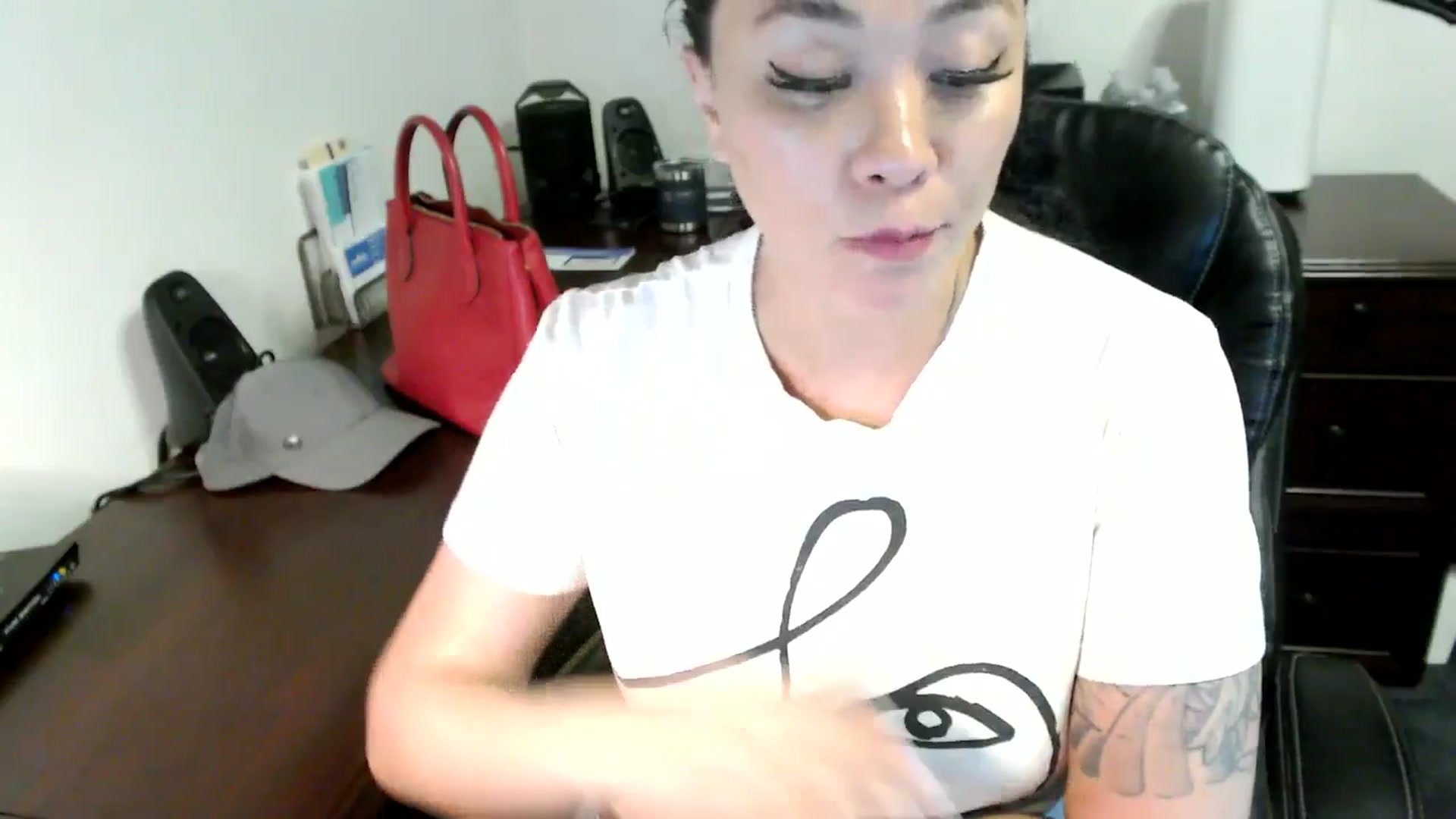 Gallery image thumbnail from MickaylaMoon's myfreecams stream on, 06/12/2024, 20:41 image 2 of 20