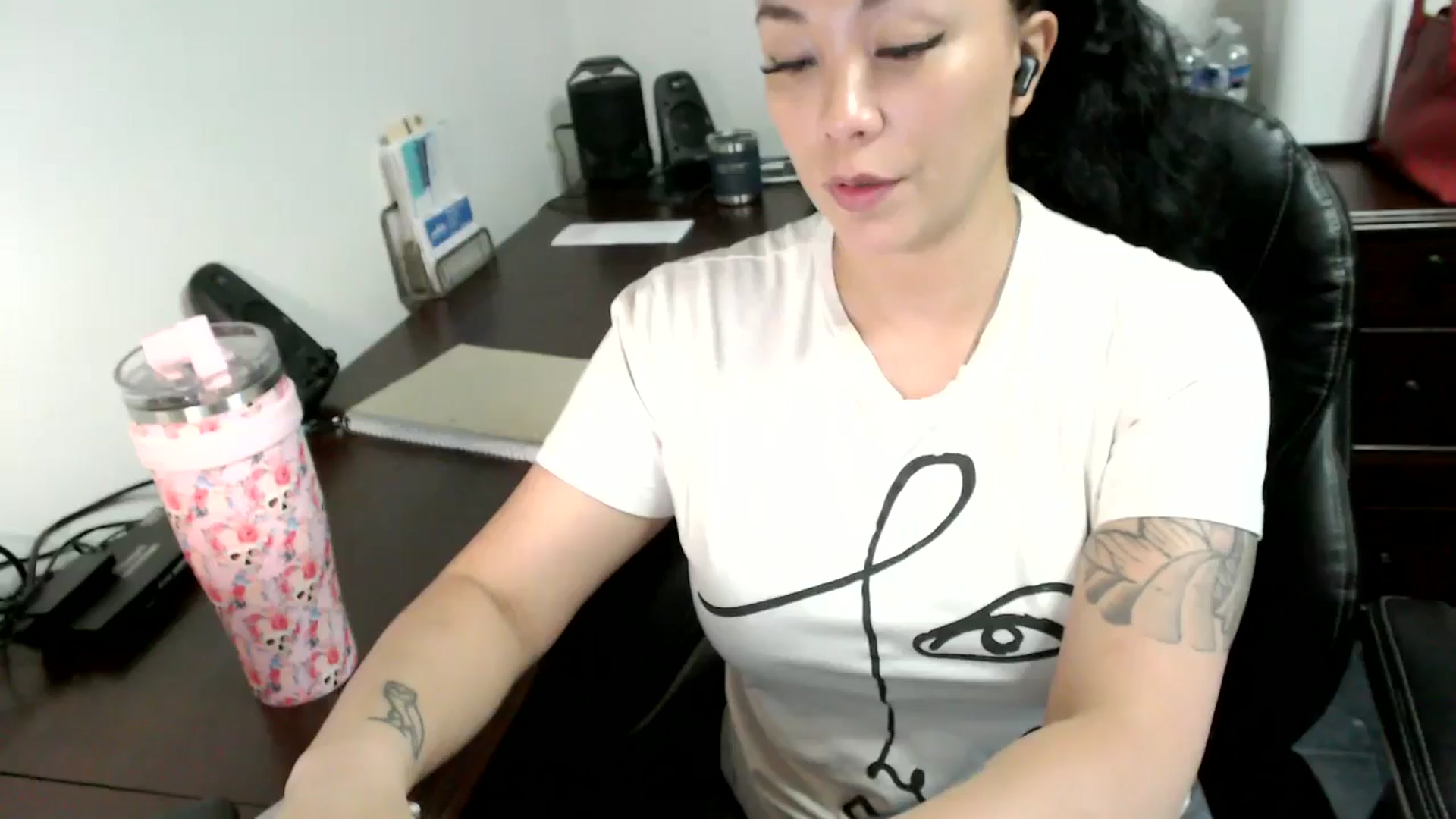Gallery image thumbnail from MickaylaMoon's myfreecams stream on, 06/17/2024, 15:31 image 4 of 20