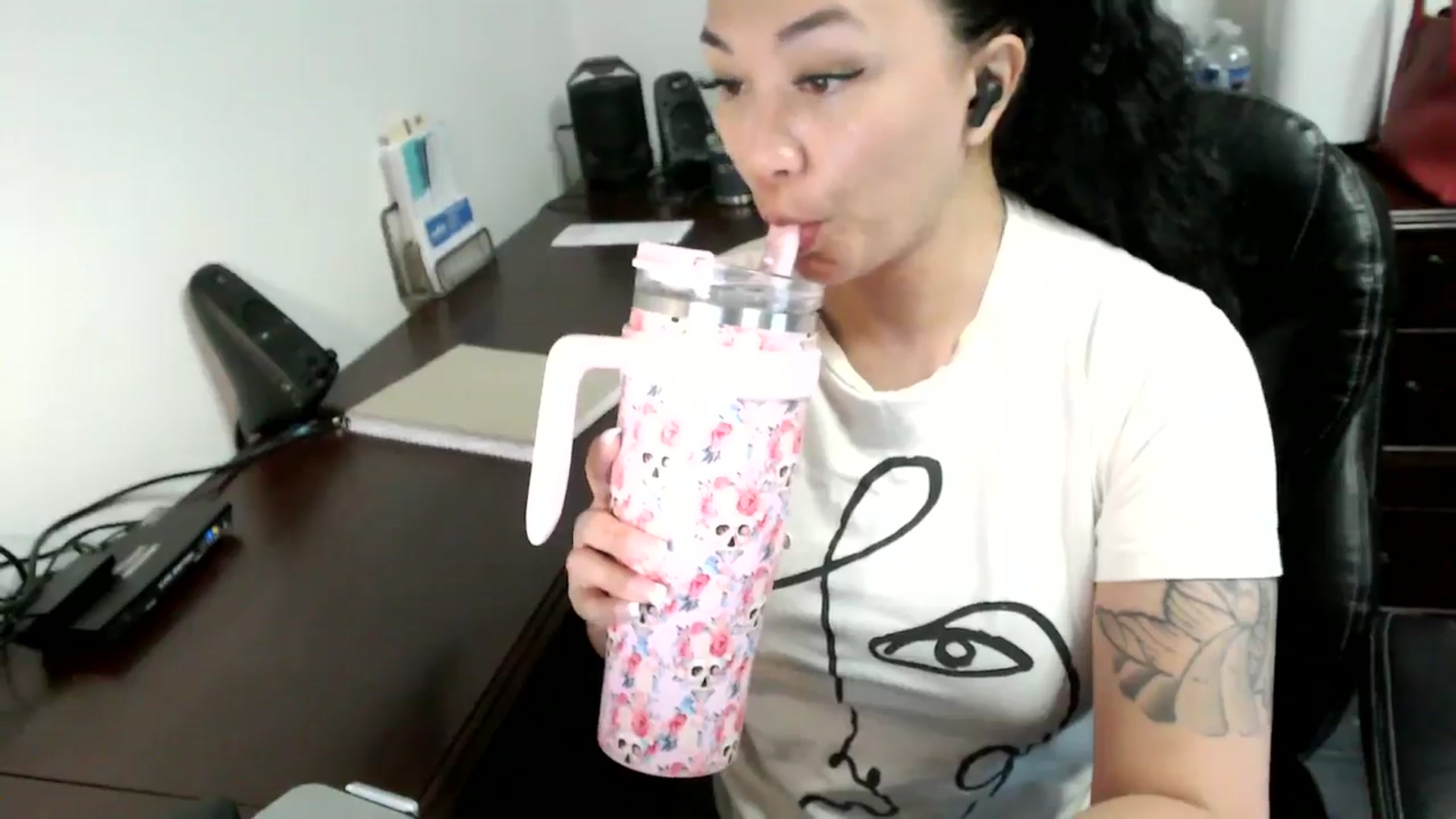 Gallery image thumbnail from MickaylaMoon's myfreecams stream on, 06/17/2024, 15:31 image 7 of 20