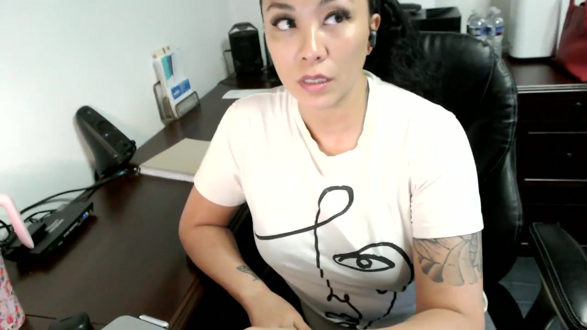 Gallery image thumbnail from MickaylaMoon's myfreecams stream on, 06/17/2024, 15:56 image 3 of 20