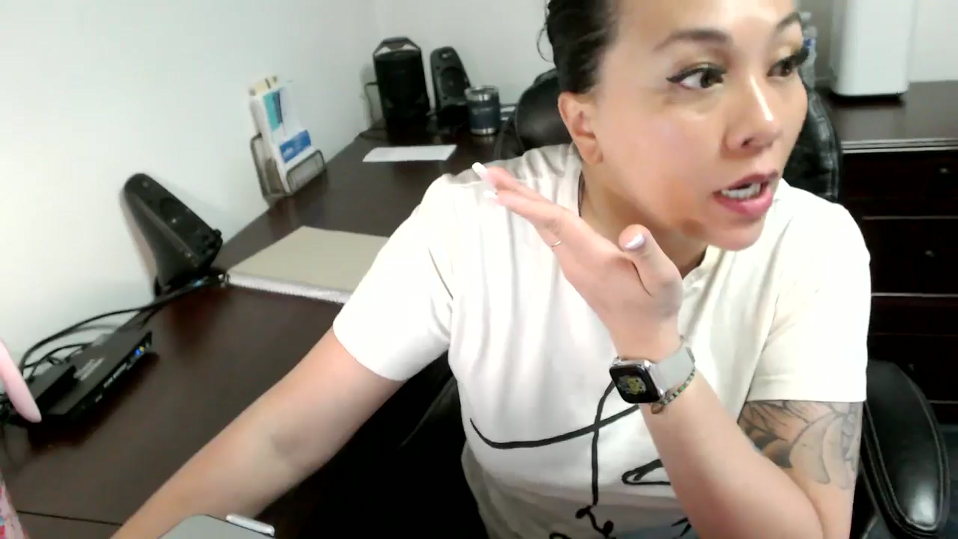 Gallery image thumbnail from MickaylaMoon's myfreecams stream on, 06/17/2024, 17:16 image 17 of 20