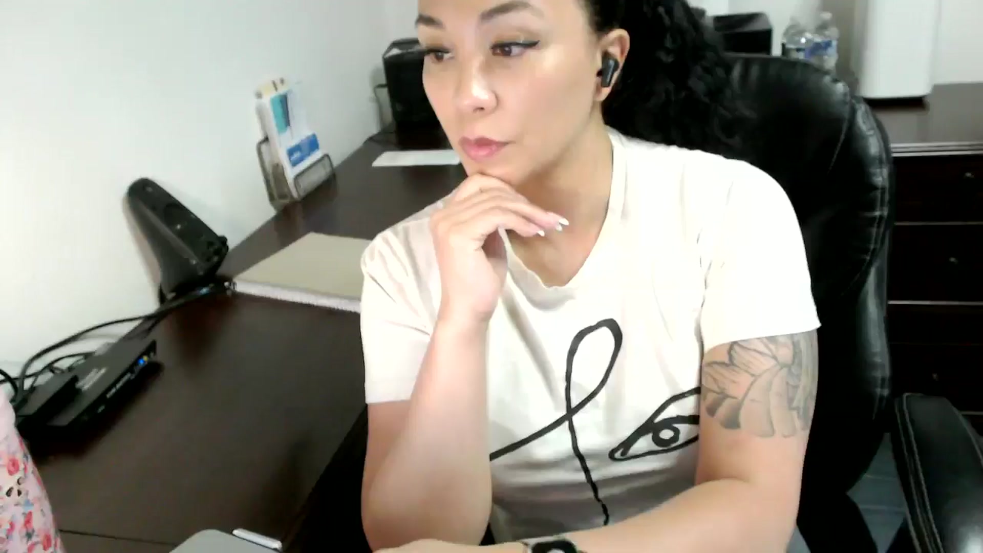 Gallery image thumbnail from MickaylaMoon's myfreecams stream on, 06/17/2024, 17:16 image 5 of 20