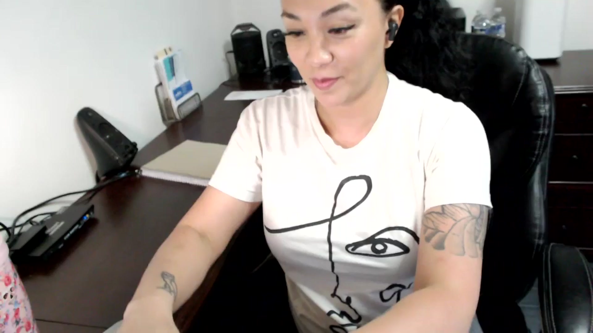 Gallery image thumbnail from MickaylaMoon's myfreecams stream on, 06/17/2024, 17:16 image 3 of 20