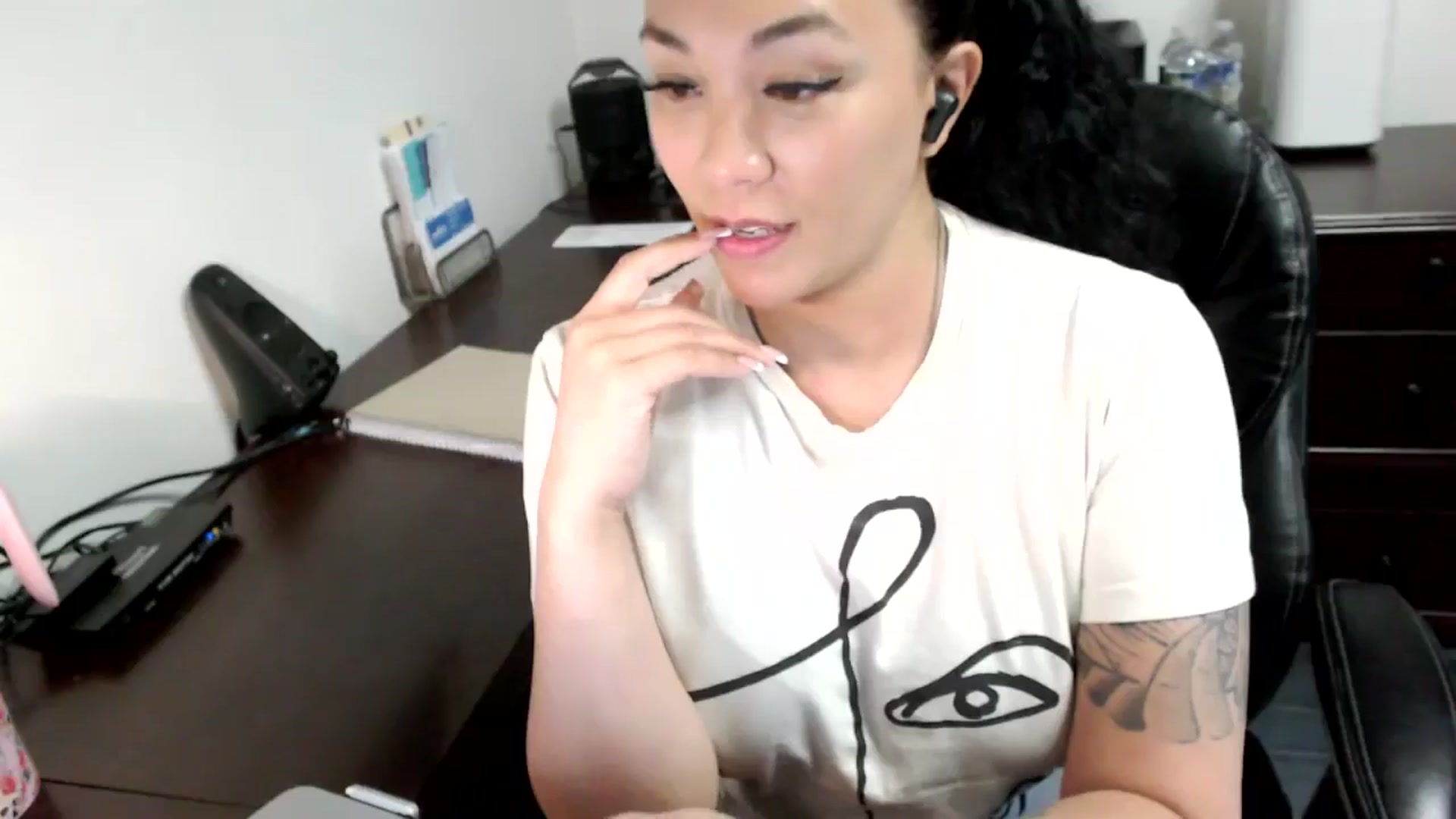 Gallery image thumbnail from MickaylaMoon's myfreecams stream on, 06/17/2024, 17:38 image 17 of 20