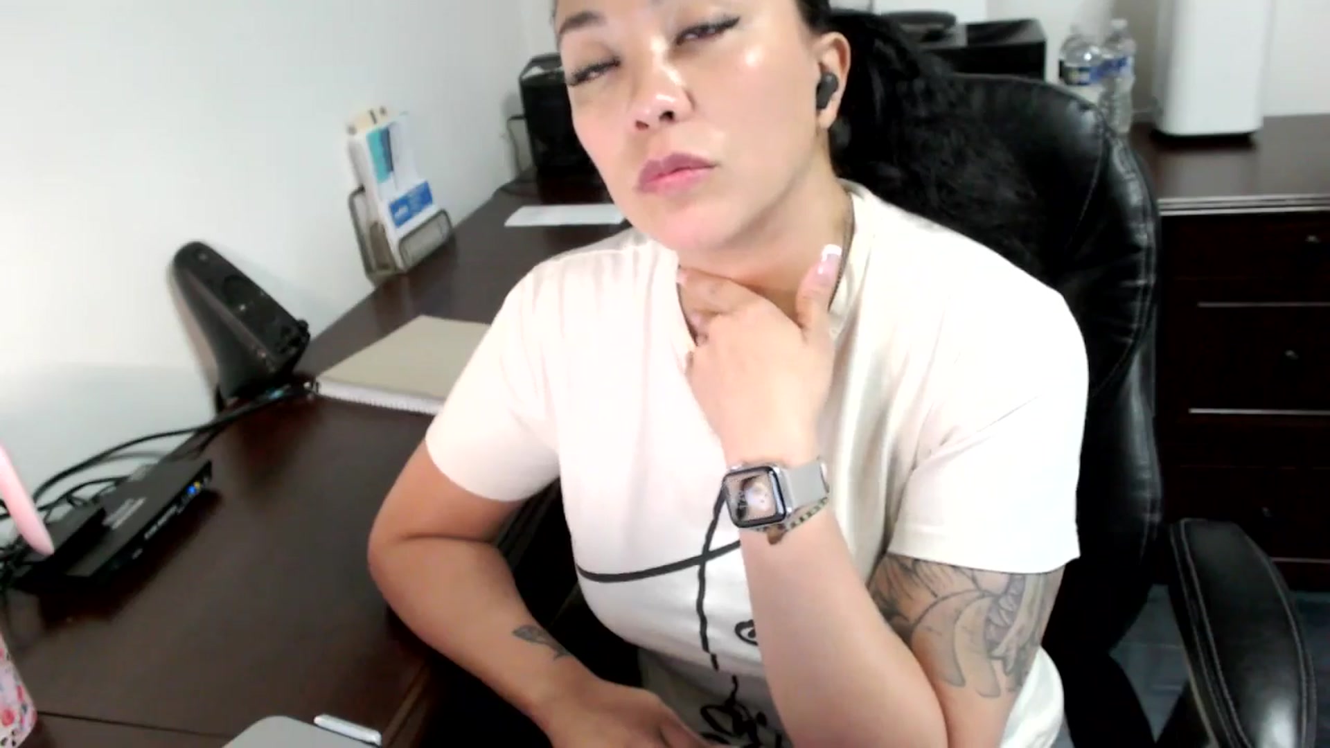 Gallery image thumbnail from MickaylaMoon's myfreecams stream on, 06/17/2024, 17:38 image 2 of 20