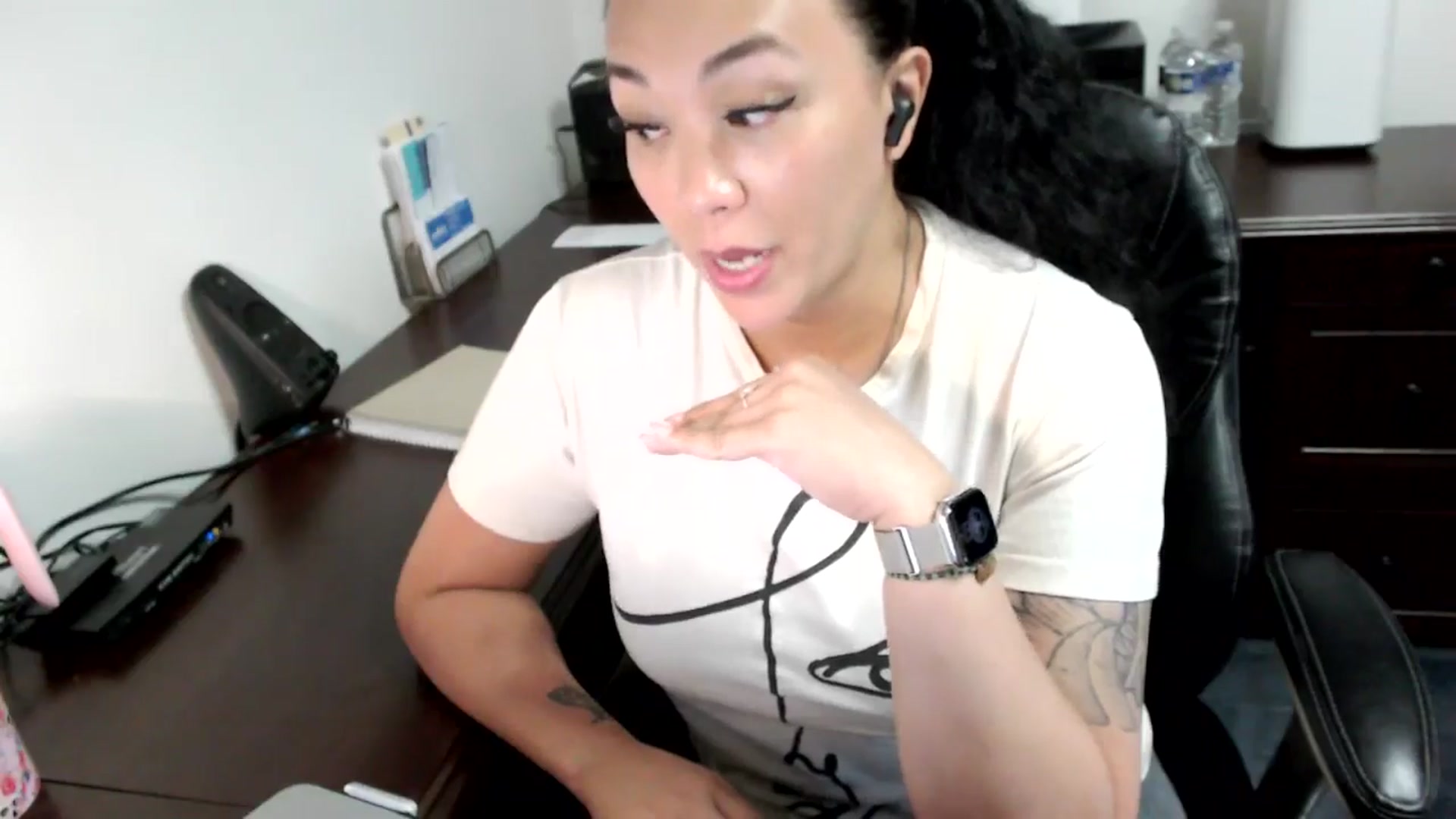 Gallery image thumbnail from MickaylaMoon's myfreecams stream on, 06/17/2024, 17:38 image 4 of 20