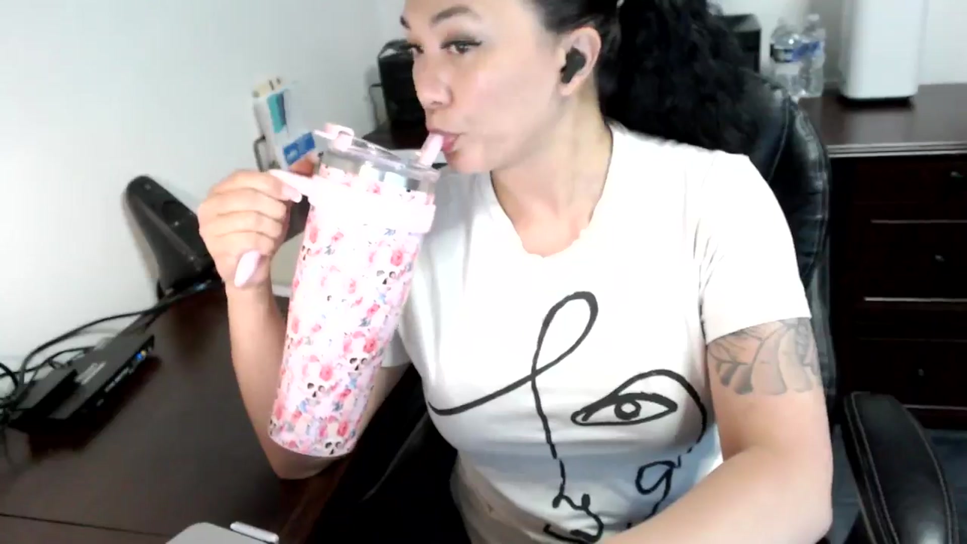 Gallery image thumbnail from MickaylaMoon's myfreecams stream on, 06/17/2024, 18:51 image 17 of 20