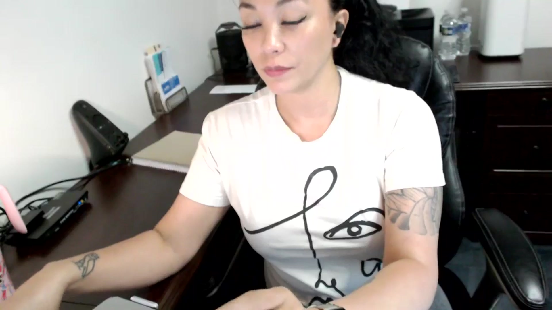 Gallery image thumbnail from MickaylaMoon's myfreecams stream on, 06/17/2024, 18:51 image 8 of 20
