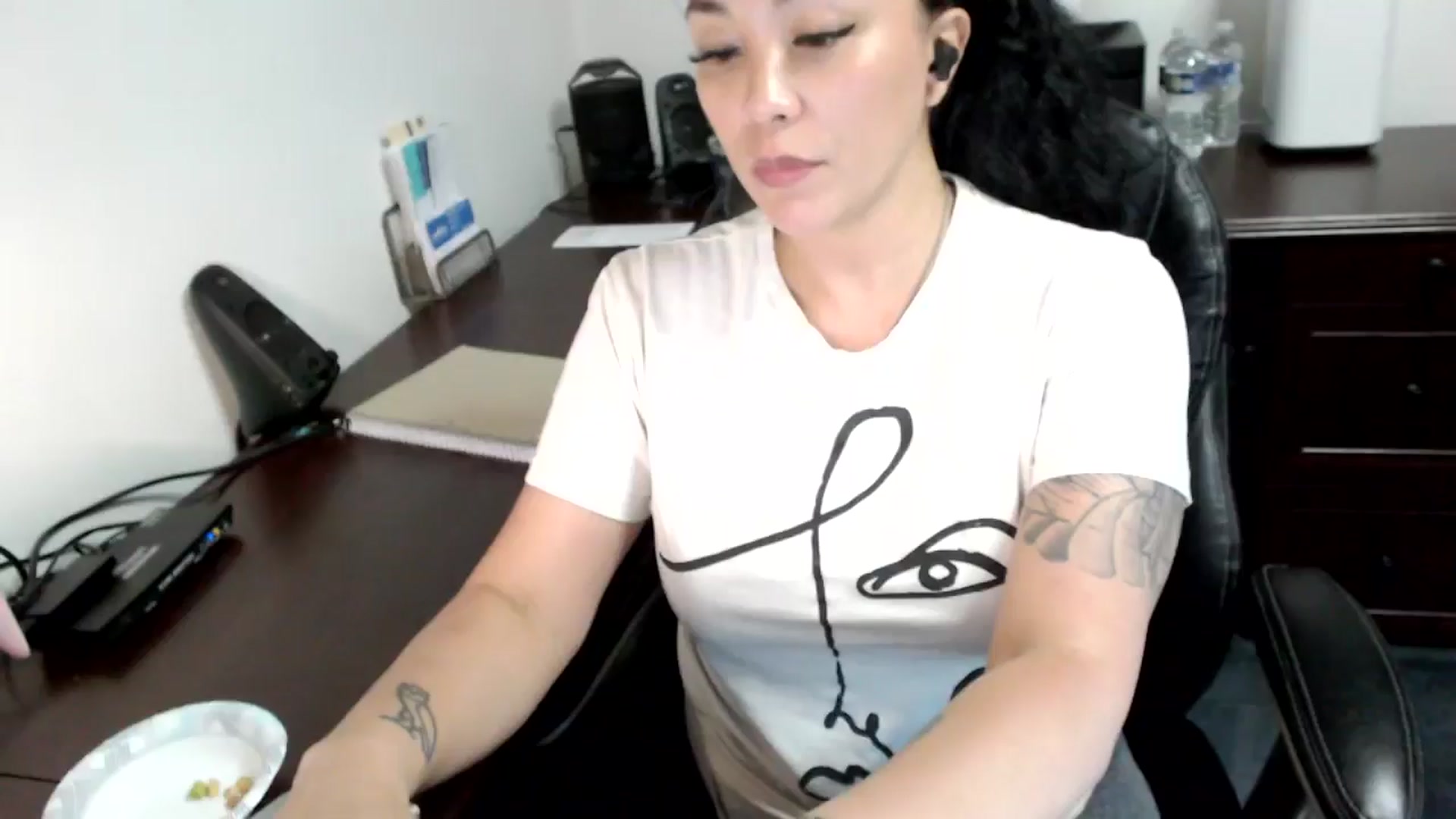 Gallery image thumbnail from MickaylaMoon's myfreecams stream on, 06/17/2024, 18:51 image 12 of 20