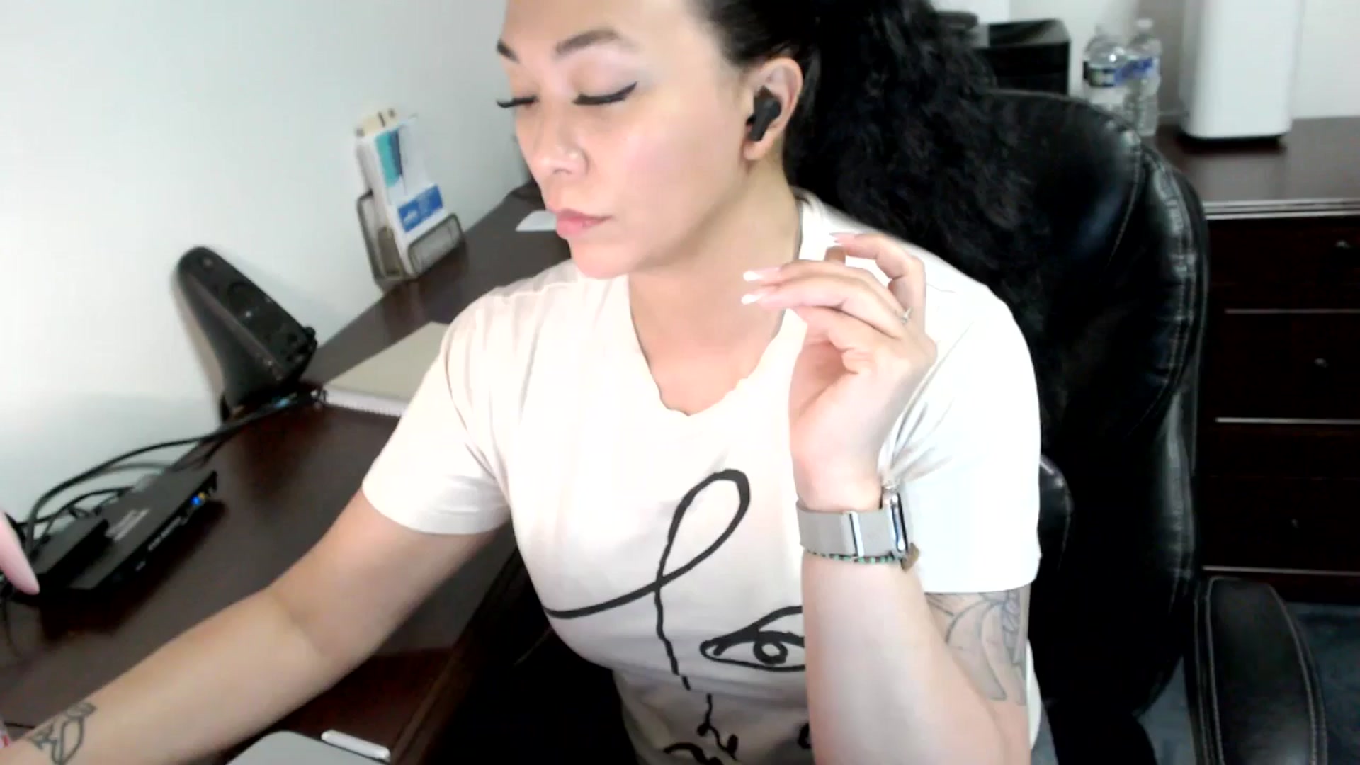 Gallery image thumbnail from MickaylaMoon's myfreecams stream on, 06/17/2024, 18:51 image 16 of 20