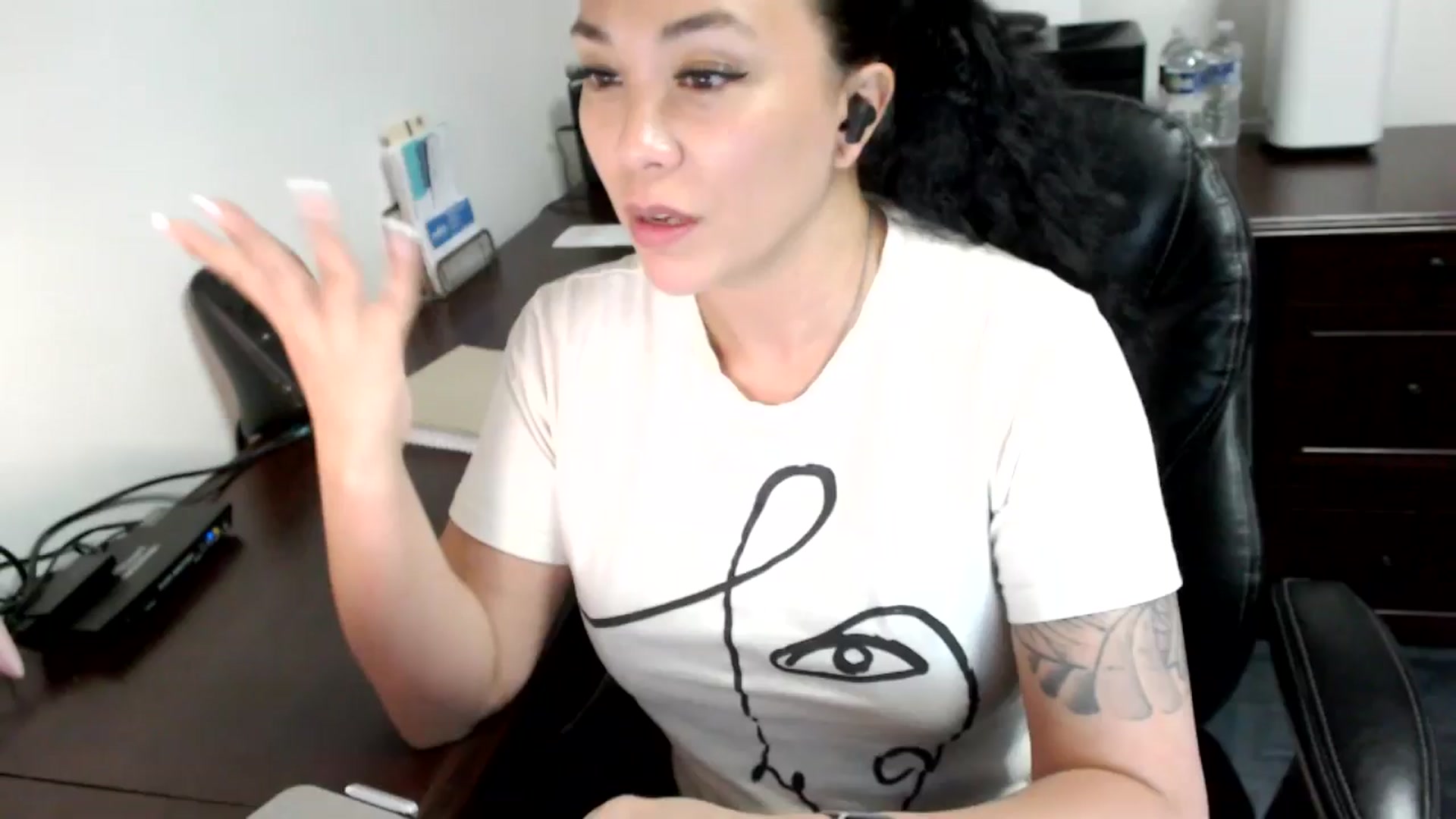 Gallery image thumbnail from MickaylaMoon's myfreecams stream on, 06/17/2024, 18:51 image 10 of 20