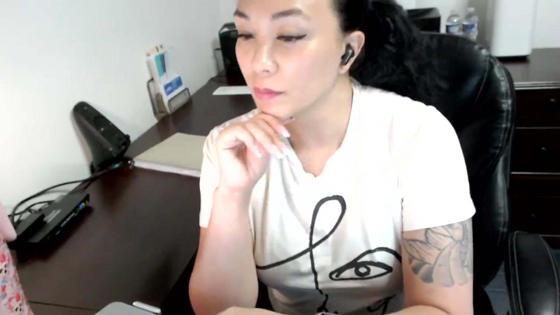 Gallery image thumbnail from MickaylaMoon's myfreecams stream on, 06/17/2024, 19:20 image 18 of 20