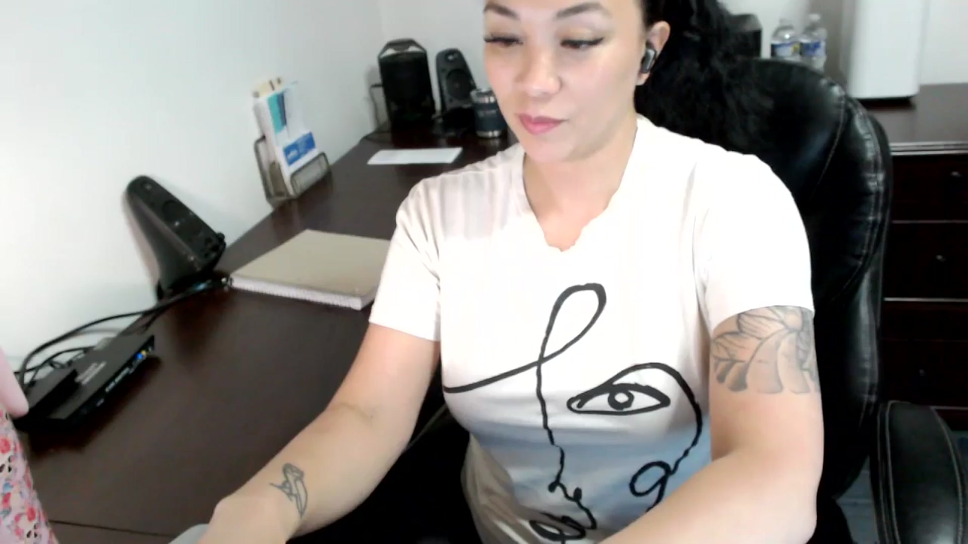 Gallery image thumbnail from MickaylaMoon's myfreecams stream on, 06/17/2024, 19:20 image 19 of 20
