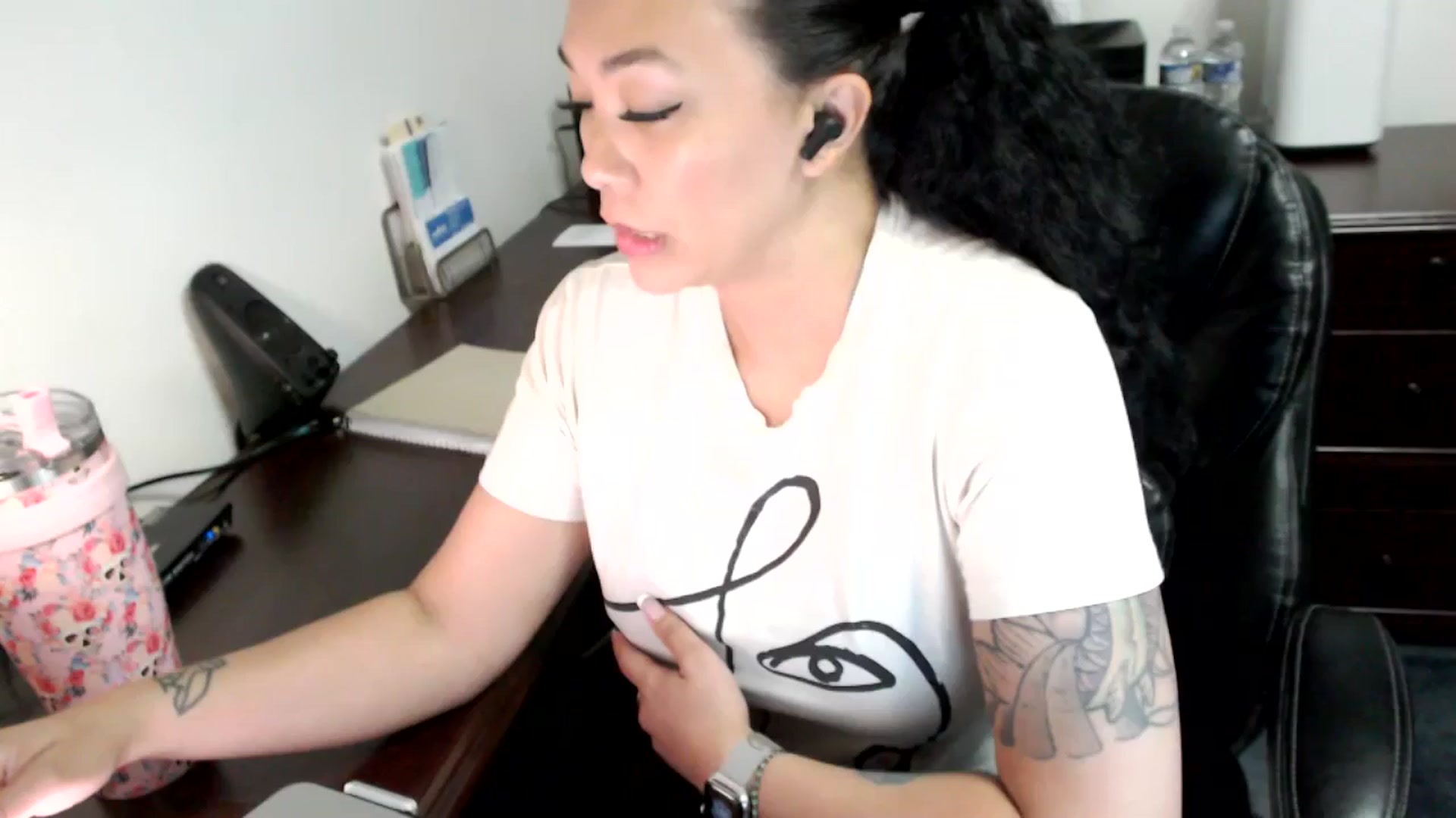 Gallery image thumbnail from MickaylaMoon's myfreecams stream on, 06/17/2024, 19:20 image 5 of 20