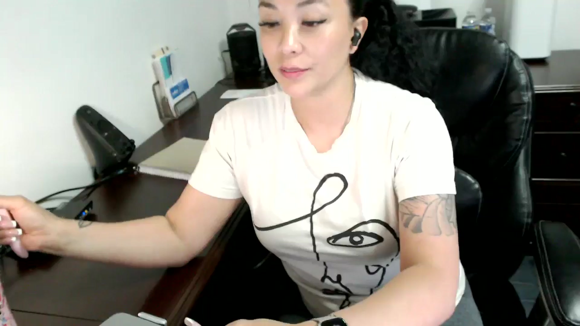 Gallery image thumbnail from MickaylaMoon's myfreecams stream on, 06/17/2024, 19:42 image 16 of 20