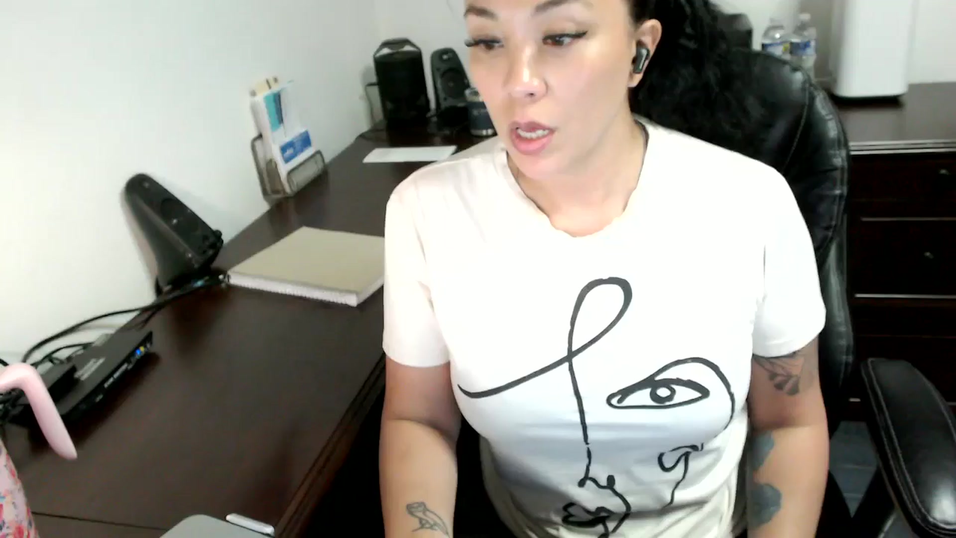 Gallery image thumbnail from MickaylaMoon's myfreecams stream on, 06/17/2024, 20:27 image 5 of 20