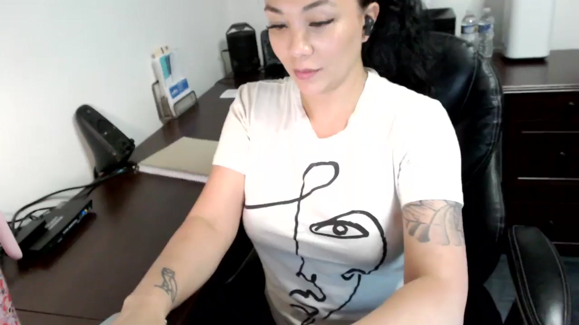 Gallery image thumbnail from MickaylaMoon's myfreecams stream on, 06/17/2024, 20:27 image 18 of 20