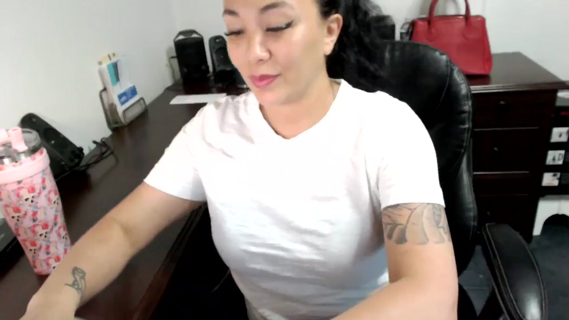 Gallery image thumbnail from MickaylaMoon's myfreecams stream on, 06/18/2024, 16:15 image 11 of 20