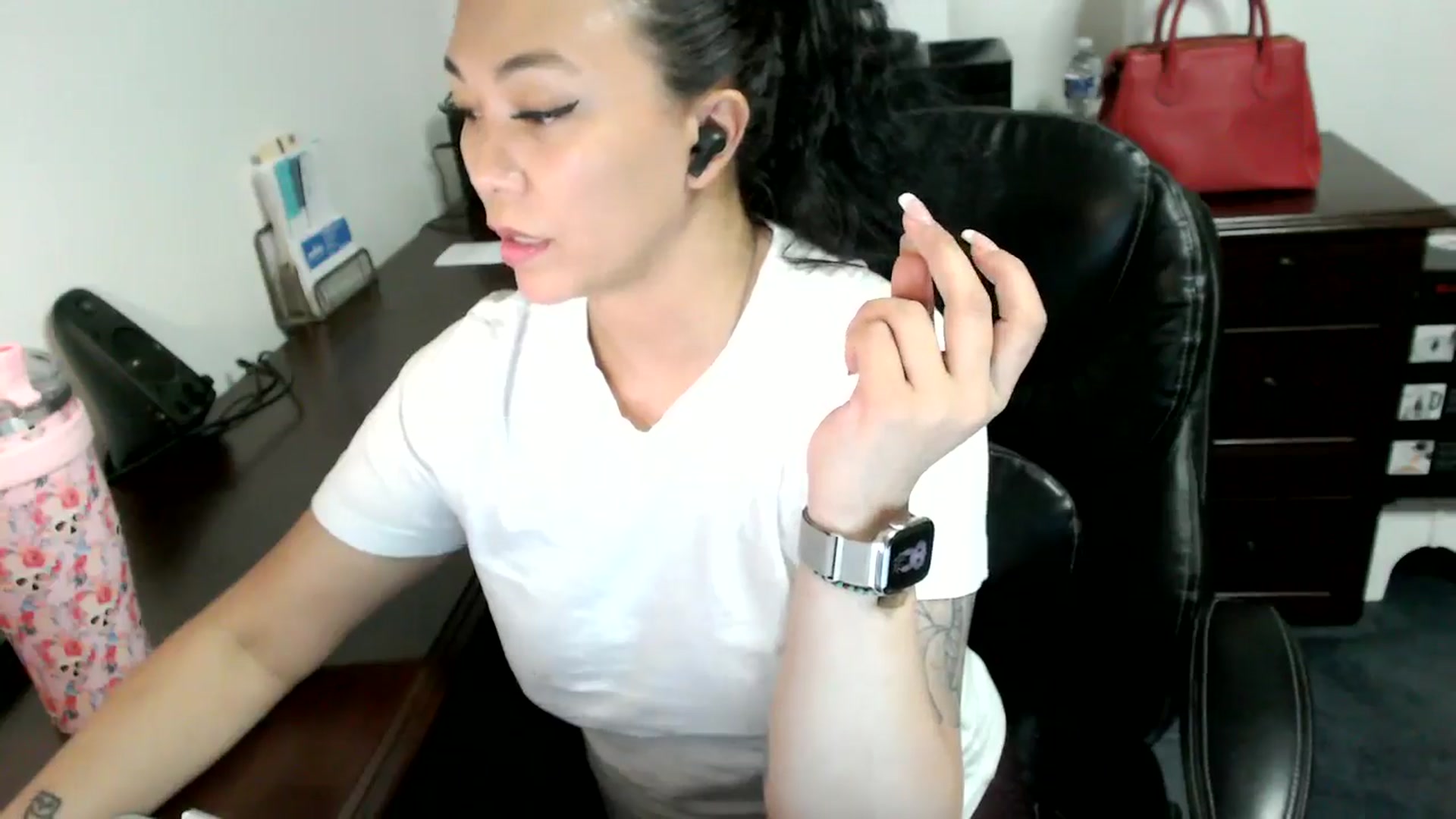 Gallery image thumbnail from MickaylaMoon's myfreecams stream on, 06/18/2024, 18:19 image 18 of 20