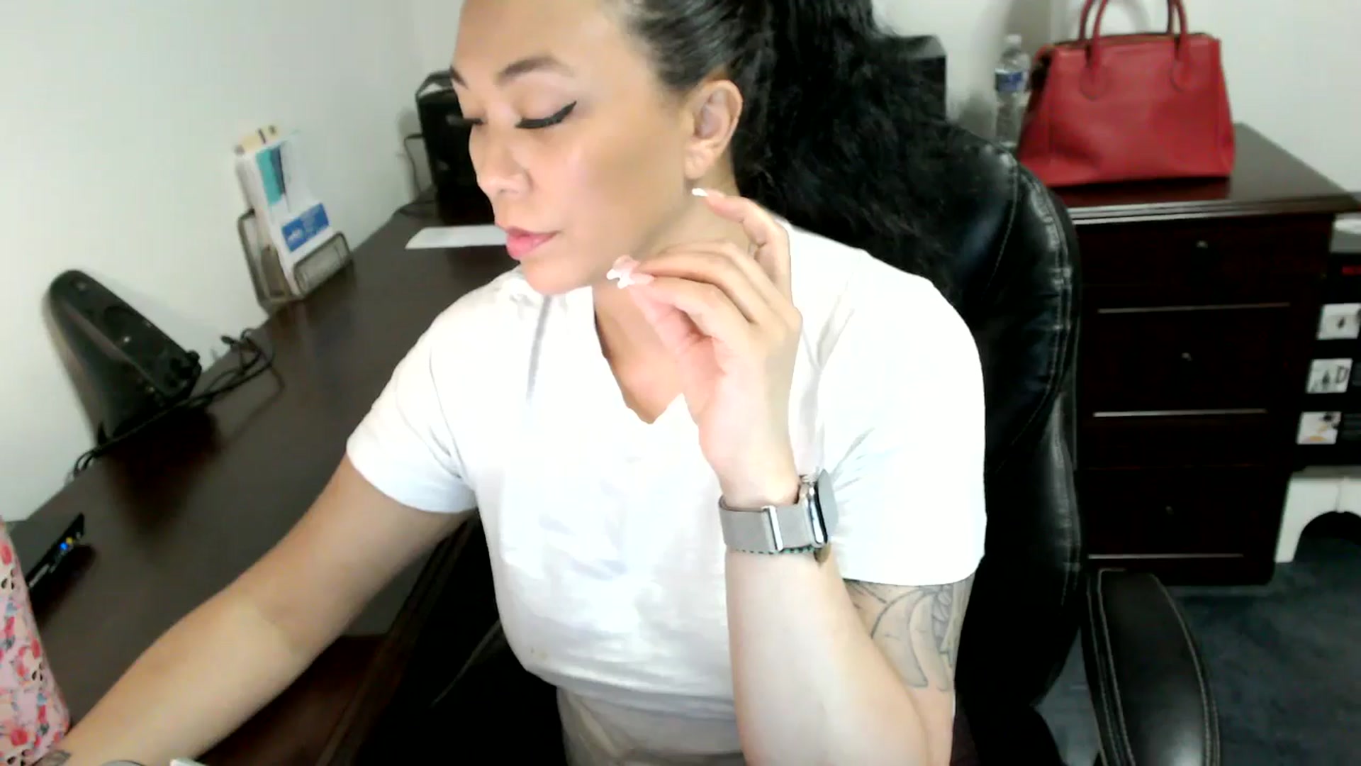 Gallery image thumbnail from MickaylaMoon's myfreecams stream on, 06/18/2024, 18:19 image 8 of 20