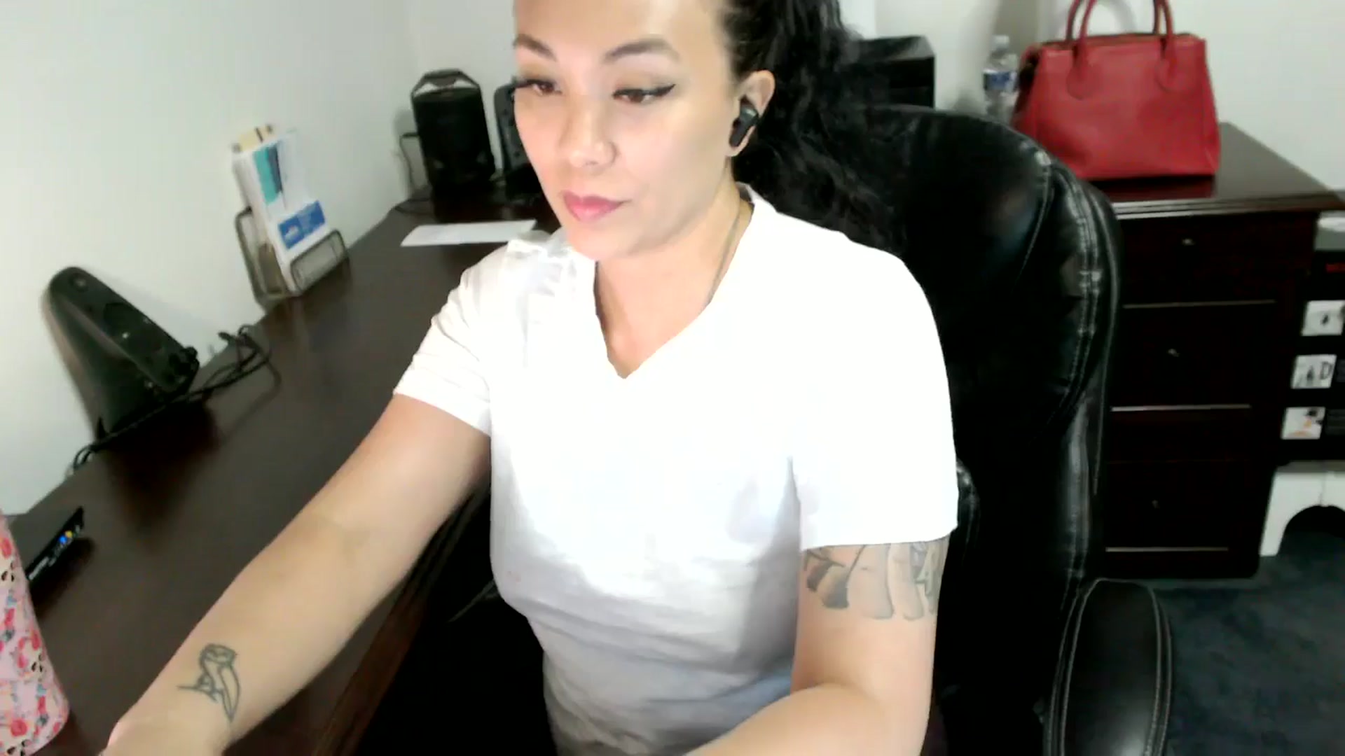 Gallery image thumbnail from MickaylaMoon's myfreecams stream on, 06/18/2024, 18:19 image 10 of 20